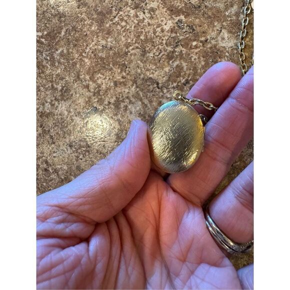 Woman’s vintage locket necklace with rose on it - Picture 3 of 5